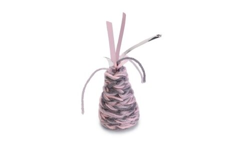 Beeztees Hoorntje Mara - Kattenspeelgoed - Wol - Grijs/Roze - 7x4x3 cm